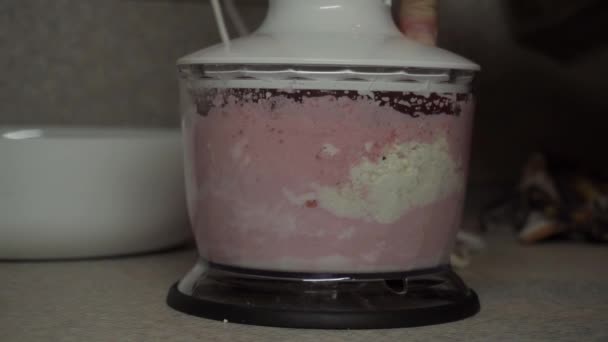 La muchacha mezcla el requesón y las fresas en la licuadora — Vídeos de Stock