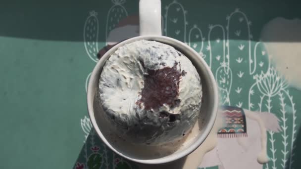 Boule blanche avec guimauves éclate dans une tasse de lait chaud — Video