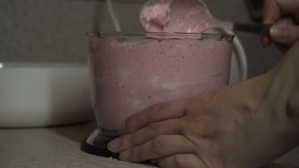 Das Mädchen mischt Quark und Erdbeeren im Mixer — Stockvideo