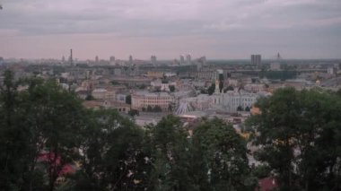 Şehrin tarihi bölgesindeki dönme dolabın panoramik görüntüsü