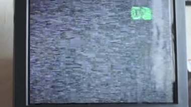 Ekranda, eski, kare, CRT TV, gürültü, kanalı yakalayamıyor, program. Yakın plan. Öğleden sonra odasında.