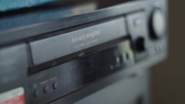 Starý, špinavý videorekordér vysune videokazetu — Stock video
