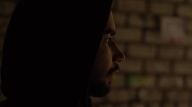 Kapüşonlu adam koridordan çıkıyor, açılıyor, kemer takılıyor, geçit yapıyor..