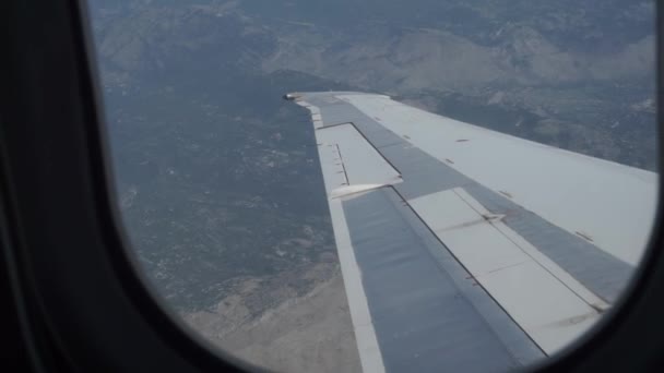 Samolot skręca w prawo, w dół do góry. Zobacz skrzydło i chmury z okna samolotu. — Wideo stockowe