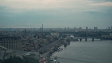 Bulutlu havada büyük bir metropolde trafik sıkışık.