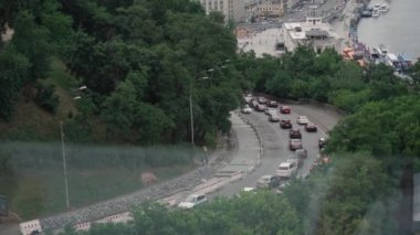 Şehir merkezinde gündüz araba trafiği, köprüden meydana manzara, set.