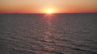 Karadeniz üzerinde bir yaz gündoğumu görüntüsü. Ufuktaki gemiler, kızıl güneş