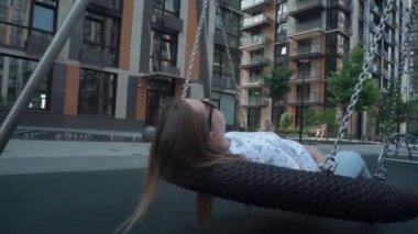 hamile genç kız çeşmelerin arkasındaki yeni yerleşim bölgesinde dinleniyor.