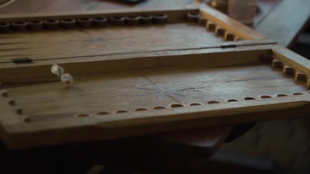 Kostky spadnout na dřevěné vrhcáby deska a roll. hra začíná. zpomalený pohyb — Stock video