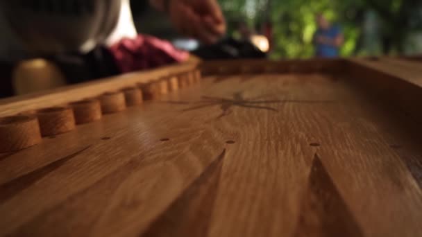 Dados para jugar backgammon caer en un tablero de madera, golpear las tablas y rebotar — Vídeos de Stock