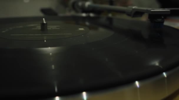 Le disque vinyle vintage tourne. l'aiguille se déplace en douceur le long de la plaque. — Video