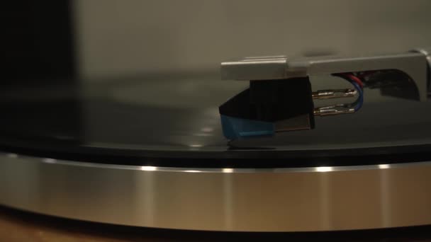 Tiro lateral close-up agulha stylus estática para tocar música no disco de vinil — Vídeo de Stock