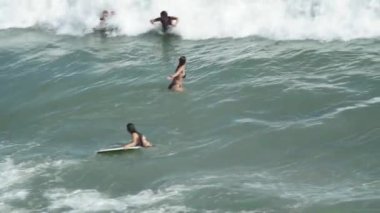 ODESSA, UKRAINE - 27 Ağustos 2020: Siyah mayo giyen genç kızlar rahatlamanın ve yüzen denizin tadını çıkarıyorlar