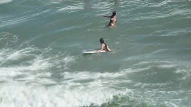 ODESSA, UKRAINE - 27 Ağustos 2020: Siyah mayo giyen genç kızlar rahatlamanın ve yüzen denizin tadını çıkarıyorlar