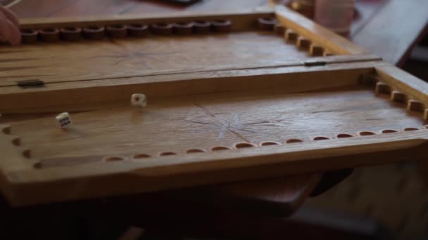 Kostky spadnout na dřevěné vrhcáby deska a roll. hra začíná. zpomalený pohyb — Stock video