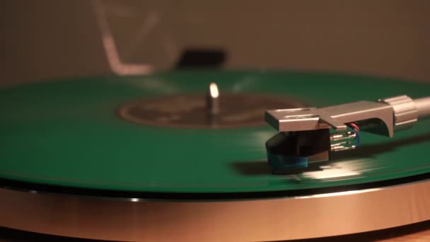 Vintage vinylskivan snurrar. nålen rör sig smidigt längs plattan. — Stockvideo