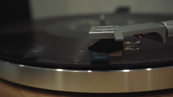 Sidoskott närbild statisk stylus nål för att spela musik på vinylskiva — Stockvideo