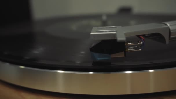 Tiro lateral close-up agulha stylus estática para tocar música no disco de vinil — Vídeo de Stock