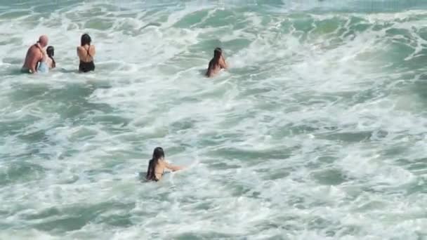 ODESSA, UCRAINA - 27 AGOSTO 2020: giovani ragazze costumi da bagno neri godono di relax e mare balneabile — Video Stock
