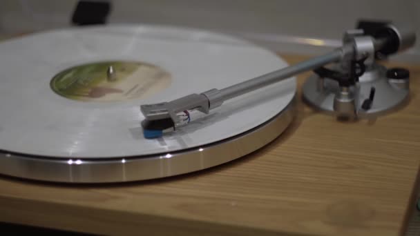 El disco de vinilo vintage está girando. la aguja se mueve suavemente a lo largo de la placa. — Vídeo de stock