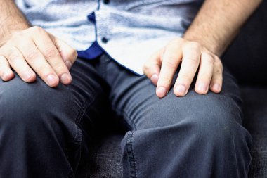 Kanepede bekleyen adama yaklaş. İş görüşmesi kavramı, gergin ya da yalnız