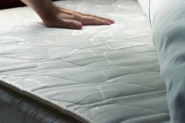 Bir adamın el testi yatağı. İyi uyku, tüketici ve satın alma kavramı