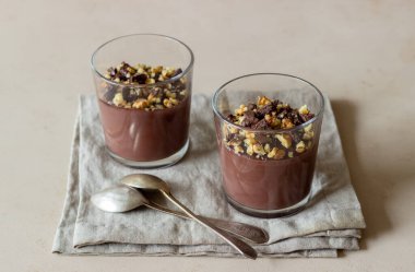 Çikolatalı fındıklı puding. Kahvaltıda. Vejetaryen yemeği. Tatlı.