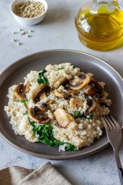 Mantarlı ve ıspanaklı risotto. Sağlıklı yiyecekler. Vejetaryen yemeği.