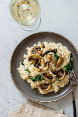 Mantarlı ve ıspanaklı risotto. Sağlıklı yiyecekler. Vejetaryen yemeği.