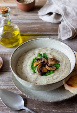 Mantarlı krema çorbası ve ıspanak. Sağlıklı beslenme. Vejetaryen yemeği.