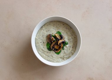 Mantarlı krema çorbası ve ıspanak. Sağlıklı beslenme. Vejetaryen yemeği.