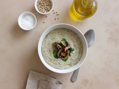 Mantarlı krema çorbası ve ıspanak. Sağlıklı beslenme. Vejetaryen yemeği.