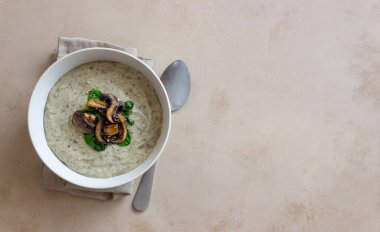 Mantarlı krema çorbası ve ıspanak. Sağlıklı beslenme. Vejetaryen yemeği.