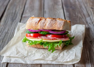 Sosisli sandviç, peynir, yeşil salata, domates, salatalık ve soğanlı. Fast food. Kahvaltıda. Sağlıklı beslenme