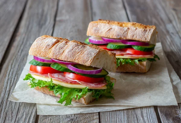 Sandwich Mit Wurst Käse Grünem Salat Tomaten Gurken Und Zwiebeln — Stockfoto