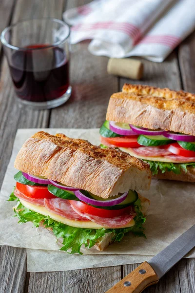 Sandwich Mit Wurst Käse Grünem Salat Tomaten Gurken Und Zwiebeln — Stockfoto