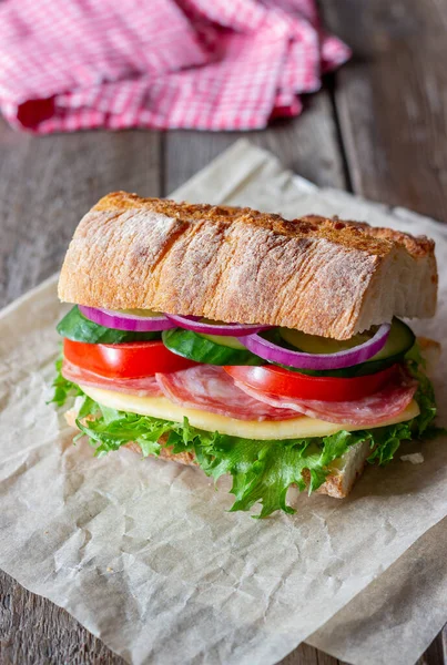 Sandwich Sausage Cheese Green Salad Tomatoes Cucumbers Onions Fast Food — Stock Photo, Image
