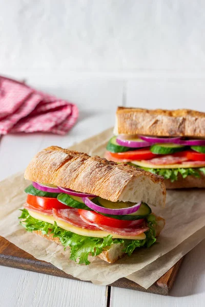 Sandwich Con Salchicha Queso Ensalada Verde Tomates Pepinos Cebollas Comida — Foto de Stock