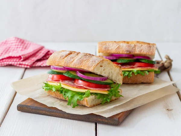 Sandwich Mit Wurst Käse Grünem Salat Tomaten Gurken Und Zwiebeln — Stockfoto
