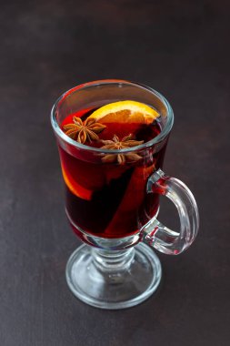 Tarçınlı ve portakallı sıcak şarap. Sıcak içecek. Kış. Tarif