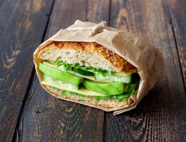 Yeşil salatalı sandviç, avokado, salatalık ve peynir. Sağlıklı beslenme. Vejetaryen yemeği. Kahvaltı.