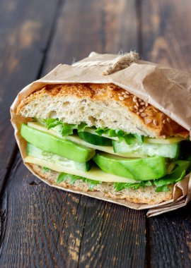 Yeşil salatalı sandviç, avokado, salatalık ve peynir. Sağlıklı beslenme. Vejetaryen yemeği. Kahvaltı.