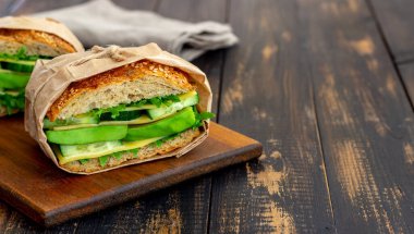 Yeşil salatalı sandviç, avokado, salatalık ve peynir. Sağlıklı beslenme. Vejetaryen yemeği. Kahvaltı.