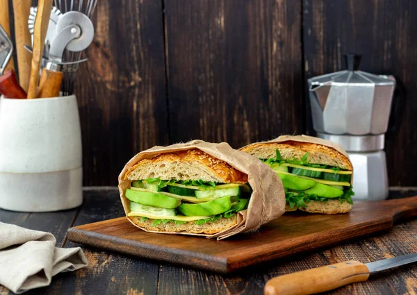 Yeşil salatalı sandviç, avokado, salatalık ve peynir. Sağlıklı beslenme. Vejetaryen yemeği. Kahvaltı.