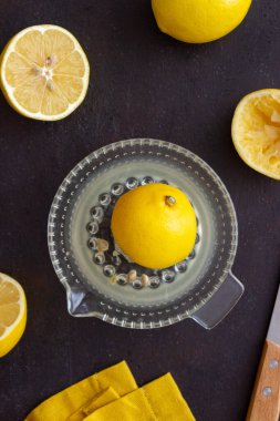 Taze sıkılmış limon suyu. Diyet olsun. Sağlıklı beslenme. Vejetaryenlik