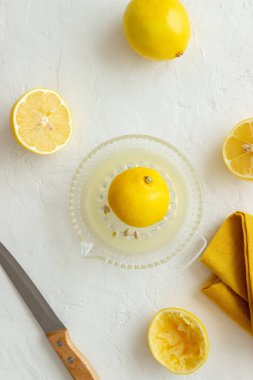 Taze sıkılmış limon suyu. Diyet olsun. Sağlıklı beslenme. Vejetaryenlik