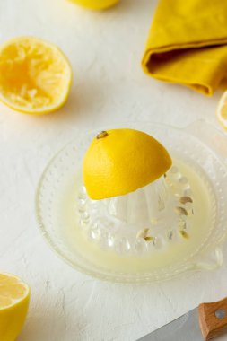 Taze sıkılmış limon suyu. Diyet olsun. Sağlıklı beslenme. Vejetaryenlik