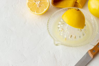 Taze sıkılmış limon suyu. Diyet olsun. Sağlıklı beslenme. Vejetaryenlik