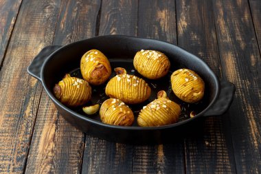 Biberiye ve sarımsaklı fırında patates. Sağlıklı beslenme. Vejetaryen yemeği..