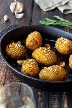 Biberiye ve sarımsaklı fırında patates. Sağlıklı beslenme. Vejetaryen yemeği..